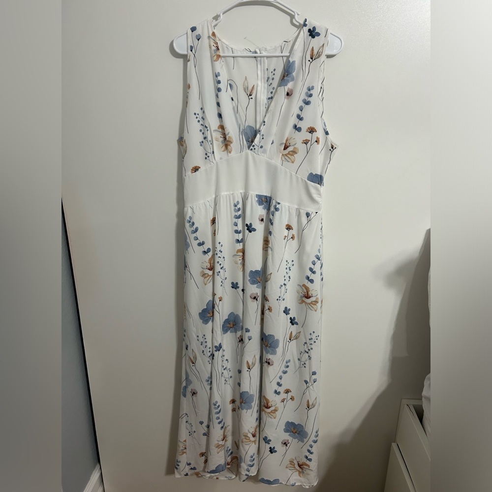 White dress with flowers. Used but in good condition. Size 14 - Picture 3 of 6